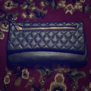 ***SOLD***Super adorable clutch!!!🖤